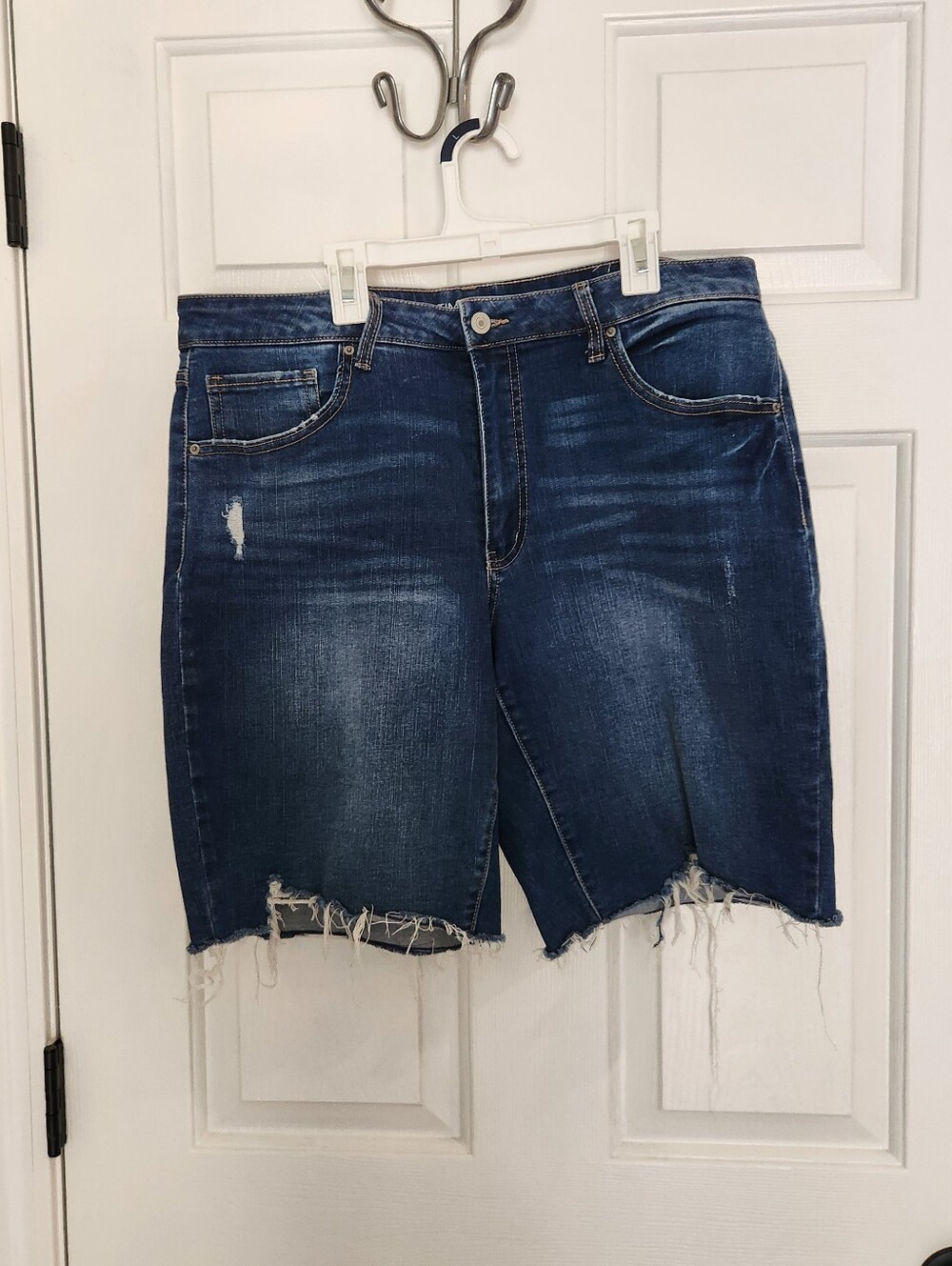 Women's Med Wash Time and Tru High Rise Distressed  Denim 9" Jean Short size 16